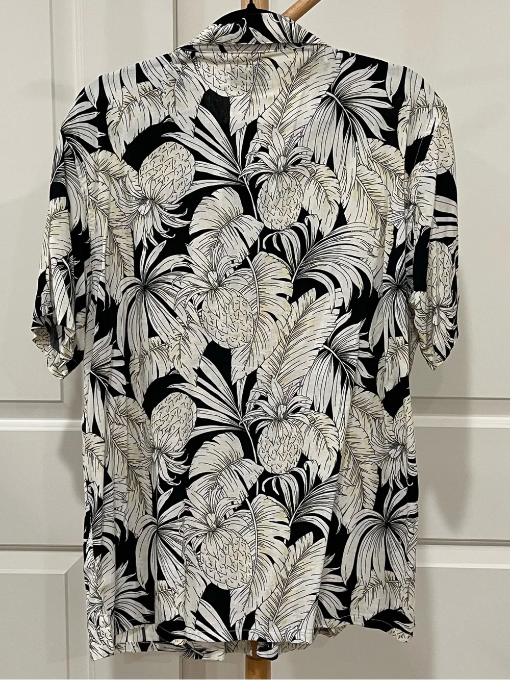 Old Navy Men’s Black White Tropical Print Short Sleeve Shirt